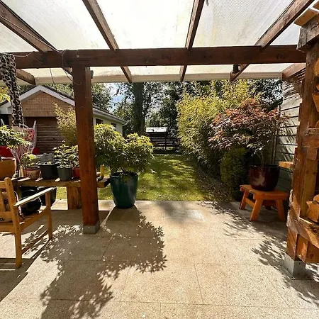 Warm 3 Bedroom House In - Near Airport Feriehus