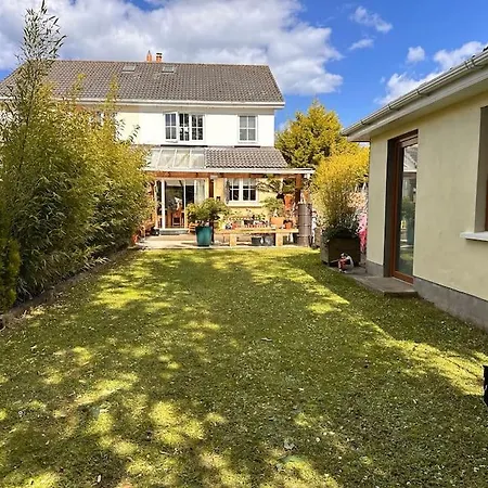 Warm 3 Bedroom House In - Near Airport Feriehus
