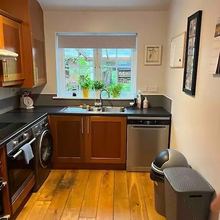 Warm 3 Bedroom House In - Near Airport