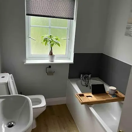 別荘 Warm 3 Bedroom House In - Near Airport *