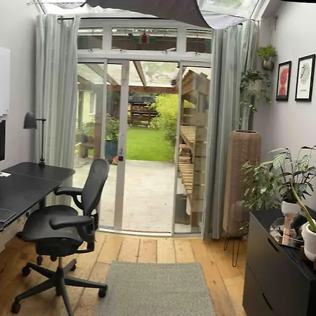Warm 3 Bedroom House In - Near Airport *